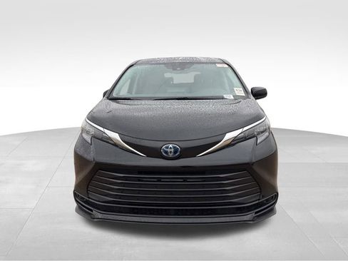 Used 2024 Toyota Sienna LE image 9