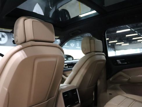 Used 2020 Porsche Cayenne E-HYBRID w/ Premium Plus Package image 16