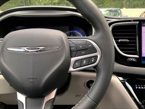 Used 2024 Chrysler Pacifica Touring-L FWD image 21