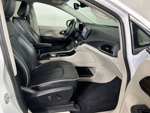 Used 2024 Chrysler Pacifica Limited image 30