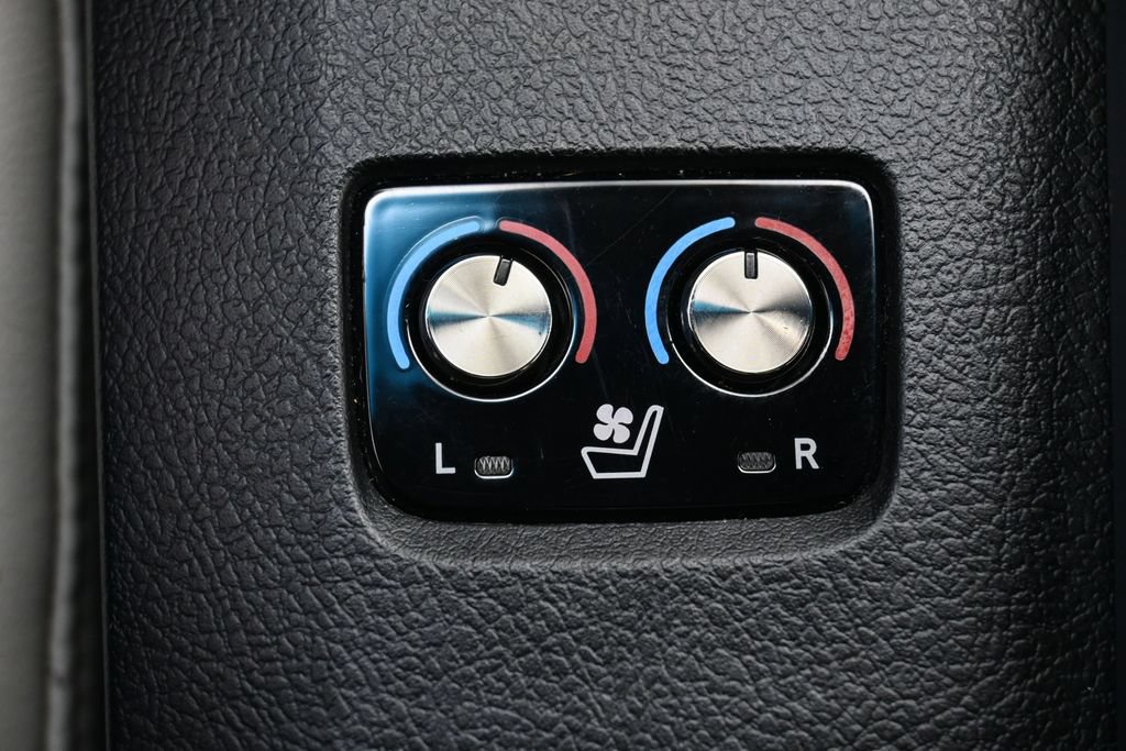 Used 2013 Toyota Avalon Limited FWD image 20