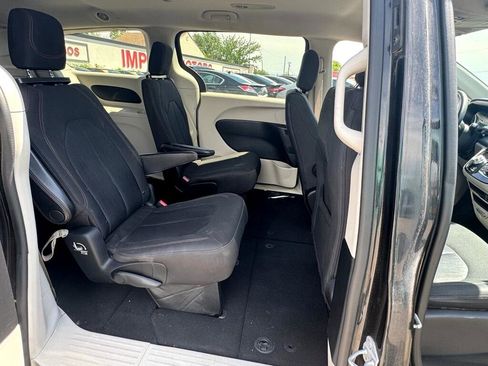 Used 2017 Chrysler Pacifica LX image 15