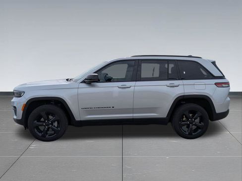 Used 2024 Jeep Grand Cherokee Altitude AWD/4WD image 2