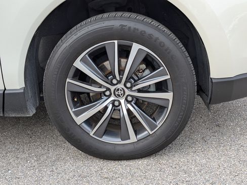 Used 2022 Toyota Venza LE AWD/4WD image 11