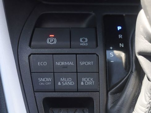 Used 2021 Toyota RAV4 LE AWD/4WD image 21