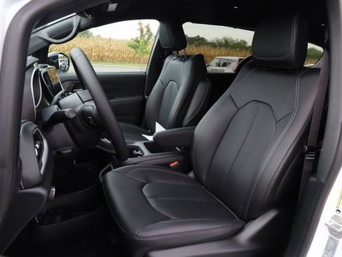 New 2026 Chrysler Pacifica Select image 14