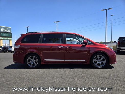 Used 2018 Toyota Sienna SE Premium w/ Carpet Mat Package FWD image 7