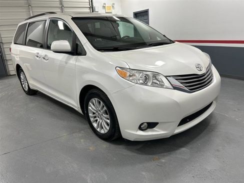 Used 2015 Toyota Sienna XLE image 2