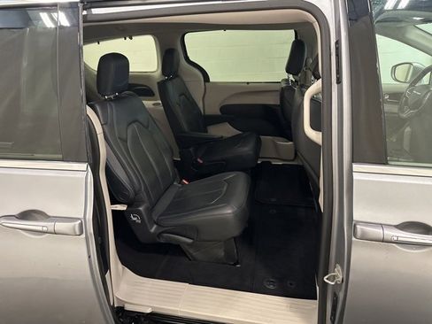 Used 2021 Chrysler Pacifica Touring-L image 14