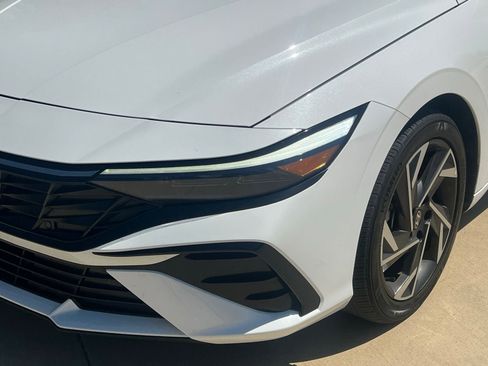 Certified 2025 Hyundai Elantra Limited FWD image 4