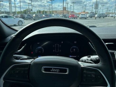 Used 2022 Jeep Grand Cherokee Altitude AWD/4WD image 33