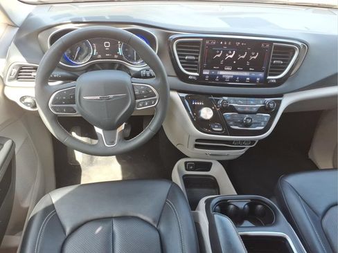 Used 2024 Chrysler Pacifica Touring-L FWD image 9