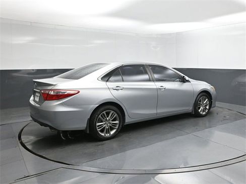 Used 2017 Toyota Camry SE image 11