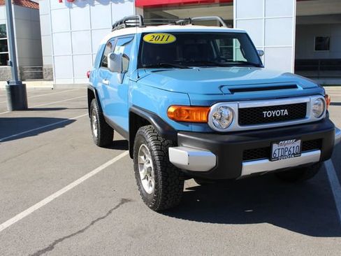 Used 2011 Toyota FJ Cruiser 4WD w/ Upgrade Pkg image 2