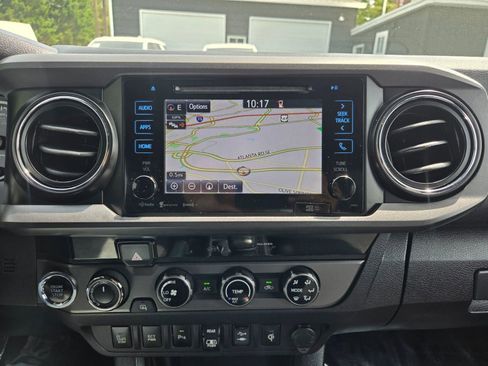 Used 2018 Toyota Tacoma TRD Sport w/ Technology Package AWD/4WD image 18