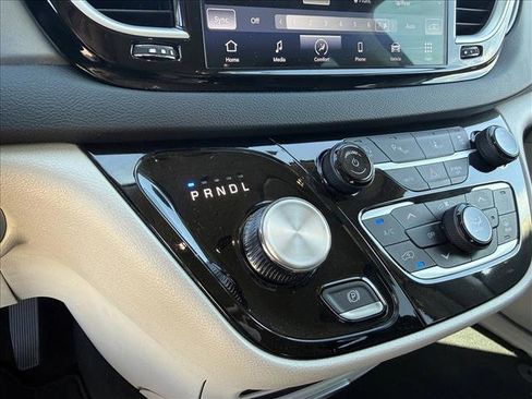 Used 2023 Chrysler Pacifica Touring-L FWD image 16