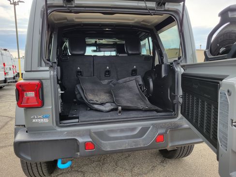 Used 2023 Jeep Wrangler Unlimited Sahara w/ Cold Weather Group AWD/4WD image 19