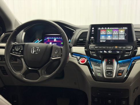 Used 2023 Honda Odyssey Touring image 17