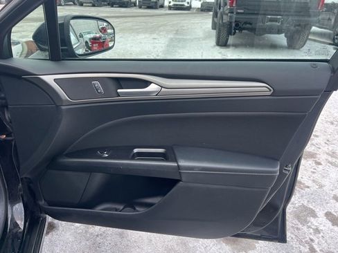 Used 2017 Ford Fusion SE w/ Fusion SE Technology Package image 10