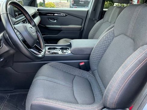 Used 2025 Honda Pilot Sport image 5