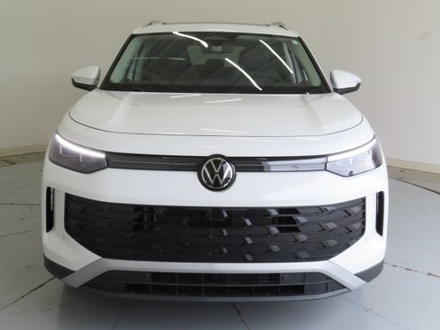 New 2026 Volkswagen Tiguan SE FWD image 9