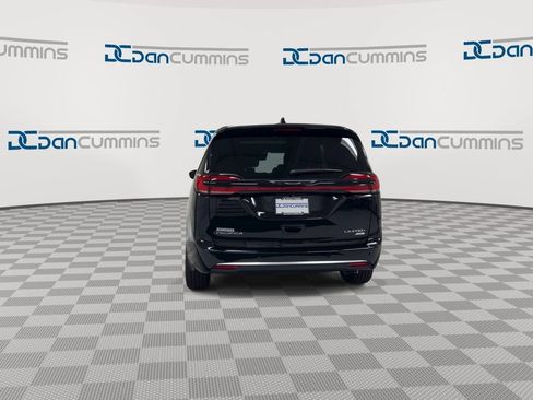 New 2027 Chrysler Pacifica Limited w/ Family Tech Group AWD/4WD image 7