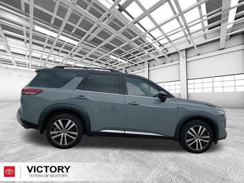 Used 2024 Nissan Pathfinder Platinum image 2