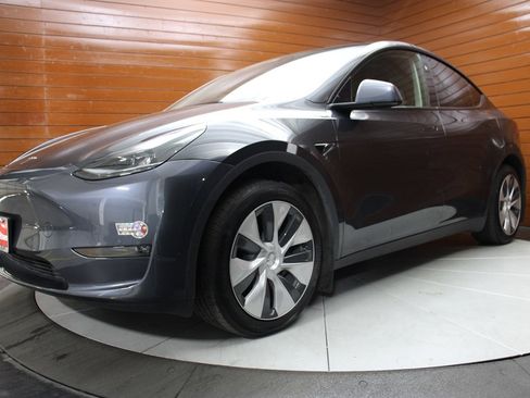 Used 2024 Tesla Model Y Long Range image 8