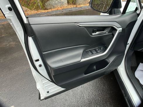Used 2025 Toyota RAV4 XLE image 11