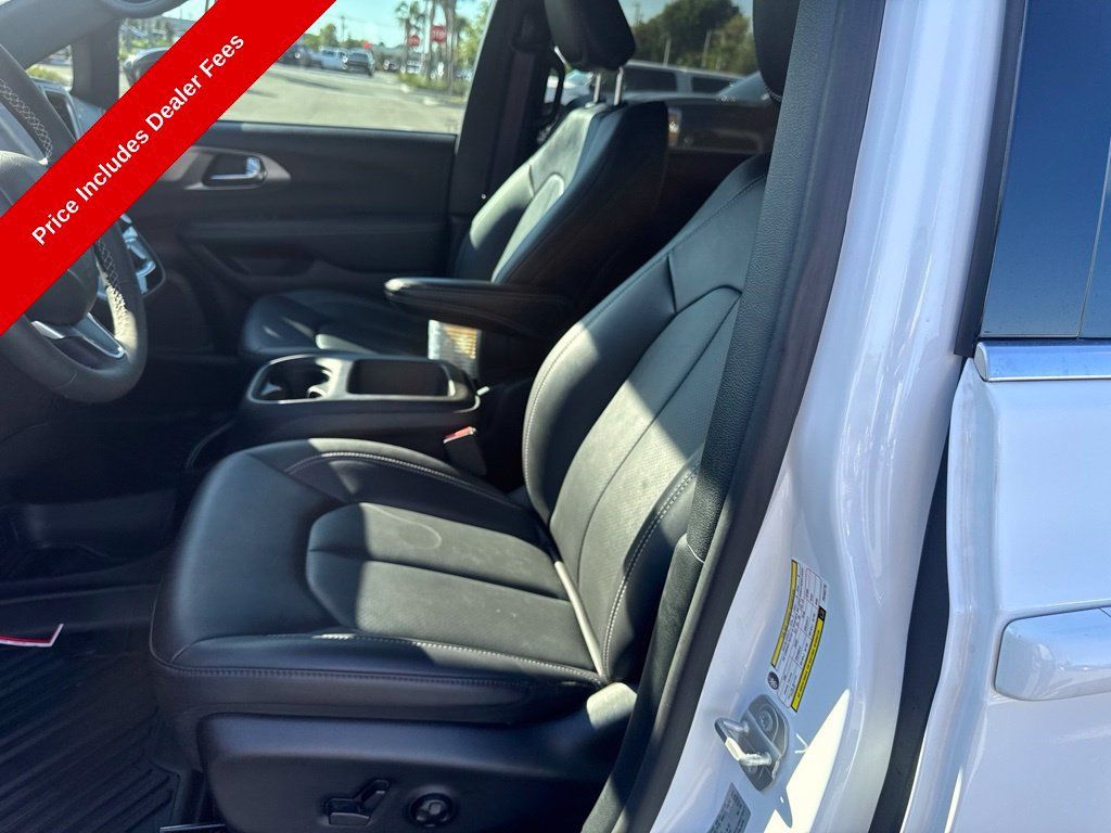Used 2026 Chrysler Pacifica Select FWD image 10