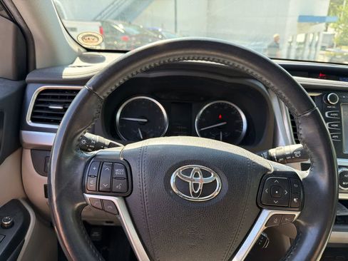 Used 2019 Toyota Highlander XLE FWD image 20