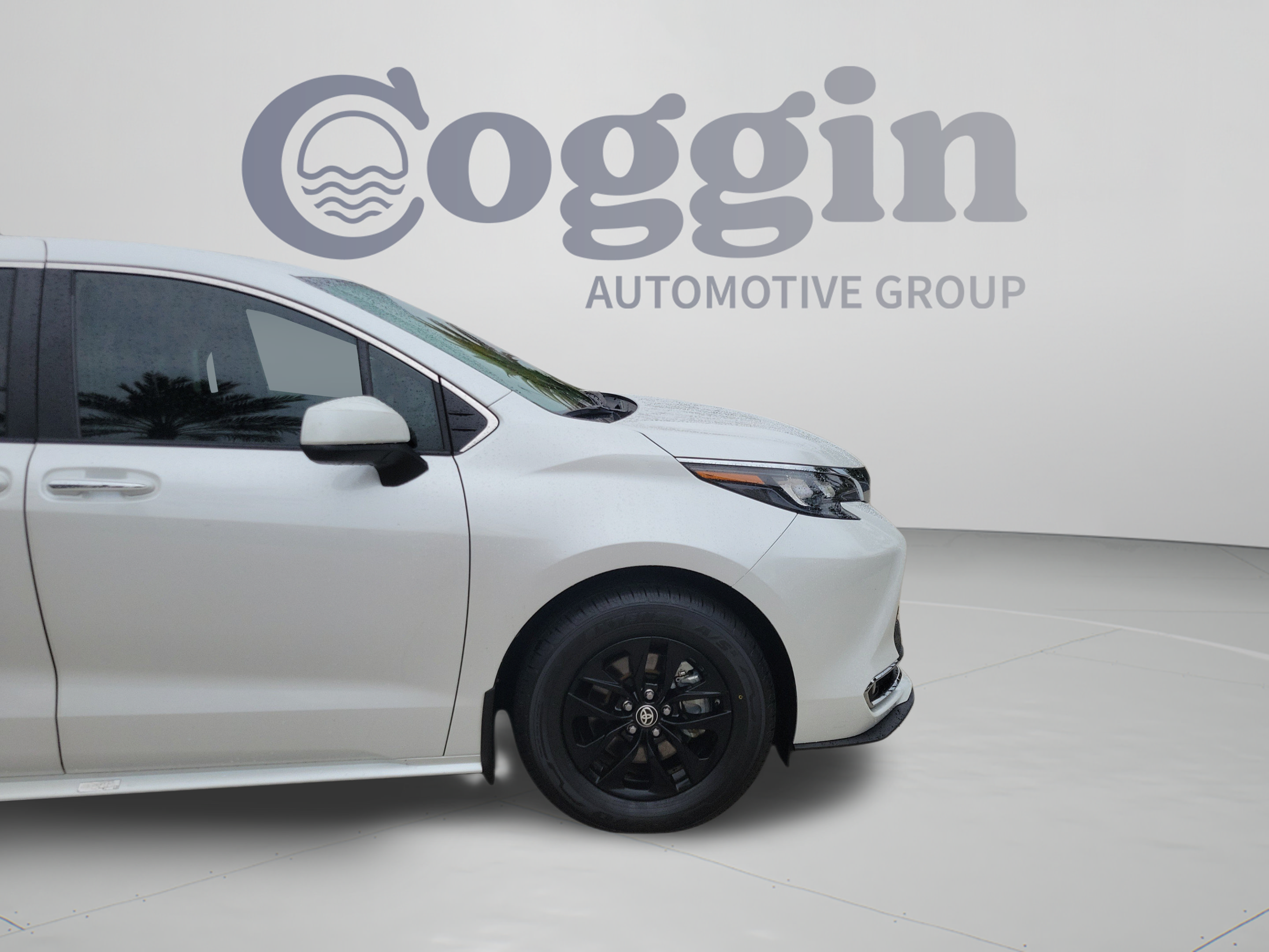 Certified 2024 Toyota Sienna XLE FWD image 31