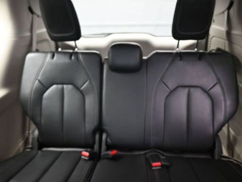 Used 2022 Chrysler Pacifica Touring-L image 14