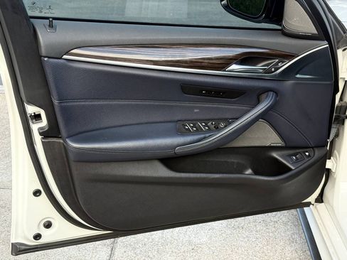 Used 2019 BMW 530e w/ M Sport Package RWD image 11