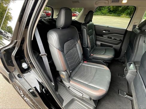 Used 2024 Nissan Pathfinder Platinum image 27