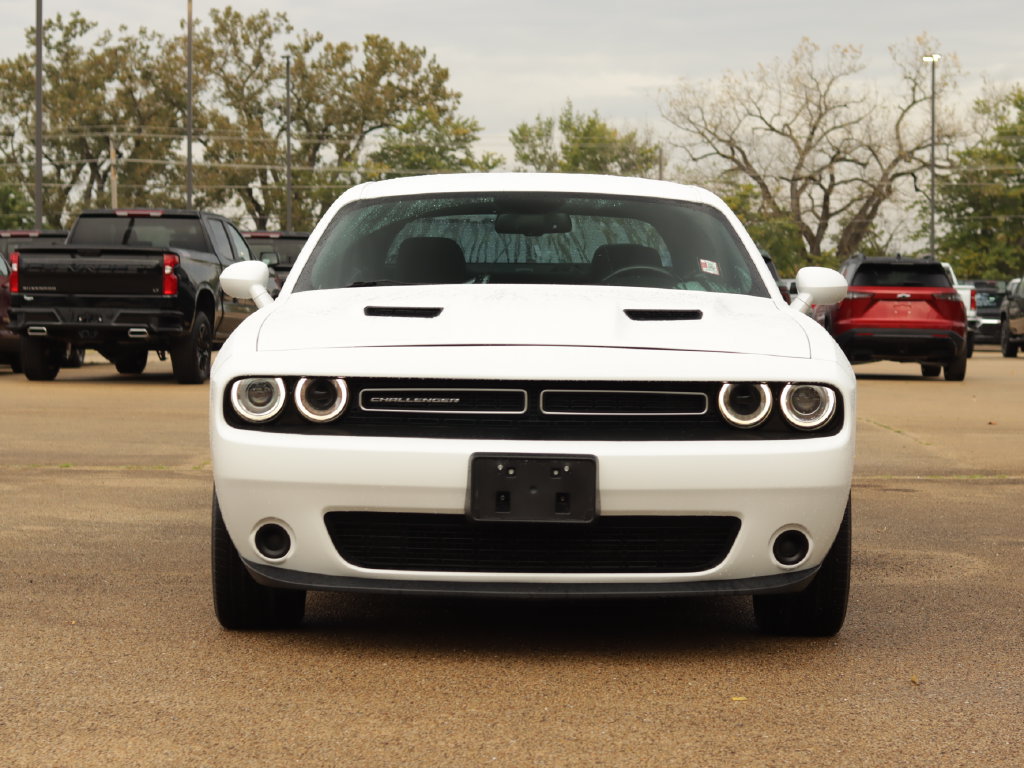Used 2016 Dodge Challenger SXT RWD image 2