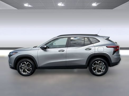 Used 2025 Chevrolet Trax LT FWD image 2