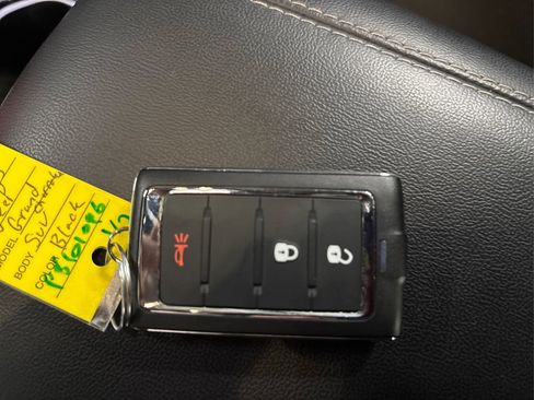 Used 2023 Jeep Grand Cherokee L Laredo image 31