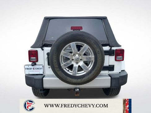 Used 2015 Jeep Wrangler Unlimited Sahara image 4