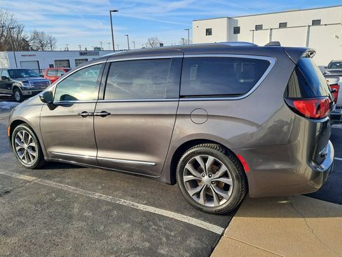 Used 2019 Chrysler Pacifica Limited image 8