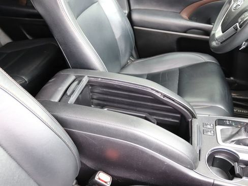 Used 2019 Toyota Highlander XLE AWD/4WD image 22