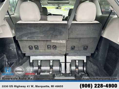 Used 2015 Toyota Sienna Limited Premium w/ Four Season Floor Mat Package FWD image 8