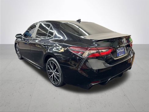 Used 2022 Toyota Camry SE image 4