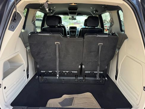 Used 2020 Dodge Grand Caravan SXT FWD image 14