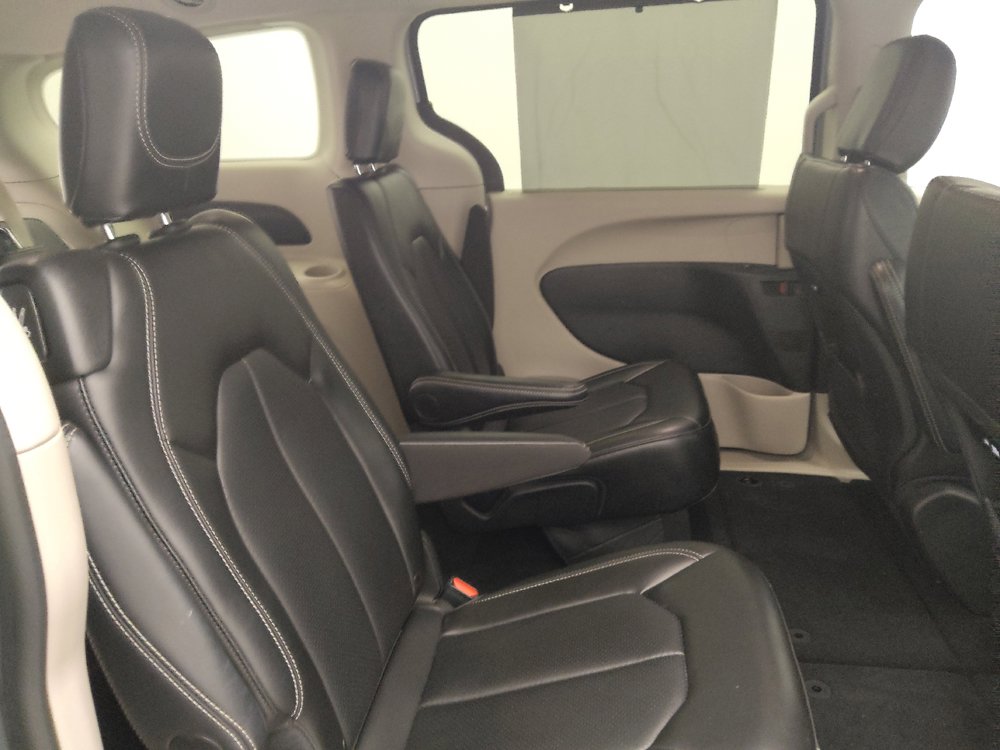 Used 2024 Chrysler Pacifica Touring-L FWD image 19