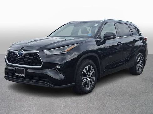 Used 2021 Toyota Highlander XLE AWD/4WD image 1