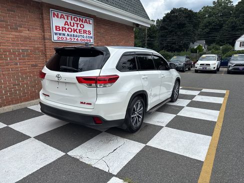 Used 2018 Toyota Highlander XLE AWD/4WD image 3