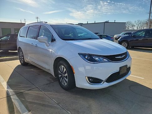 Used 2020 Chrysler Pacifica Touring-L Plus image 1
