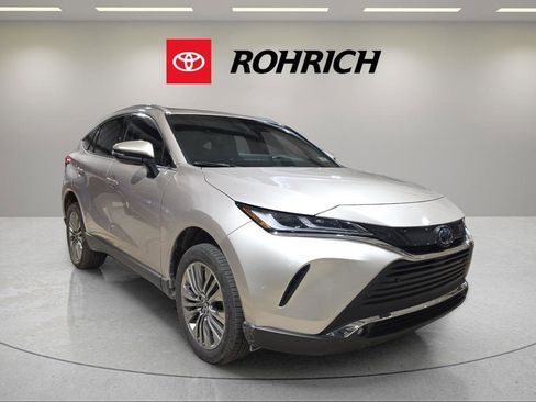 Used 2024 Toyota Venza XLE image 3