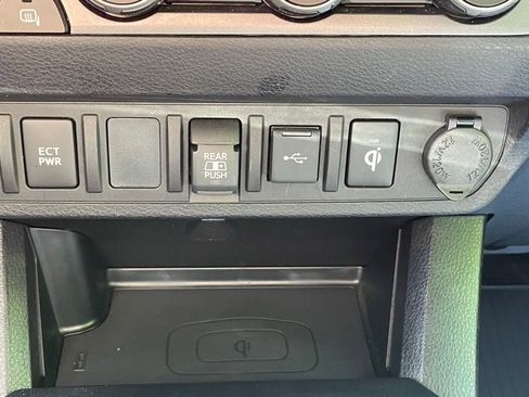 Used 2021 Toyota Tacoma TRD Sport AWD/4WD image 36